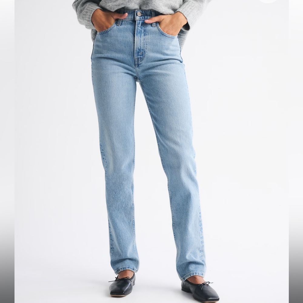 Abercrombie 90s Straight Ultra High Rise - 26/2R Medium Wash